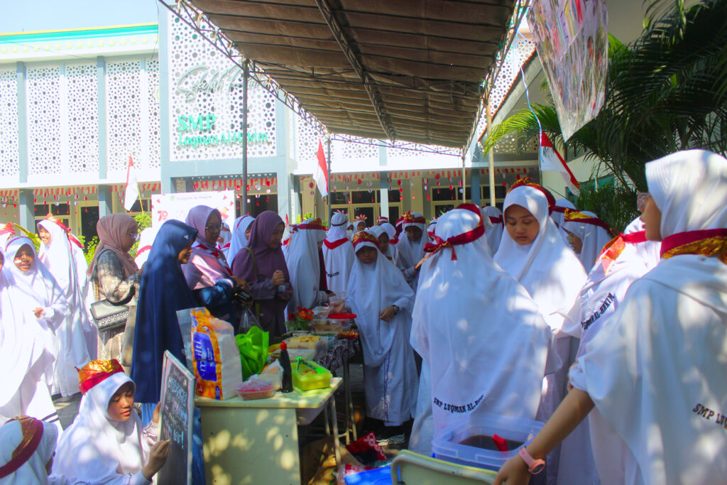 SMP Luqman Al-Hakim Fullday Putri Gelar Perayaan HUT RI